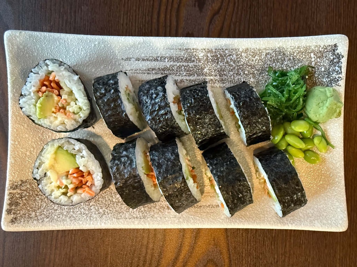 Lax maki med avokado, gurka och morot på ett fat