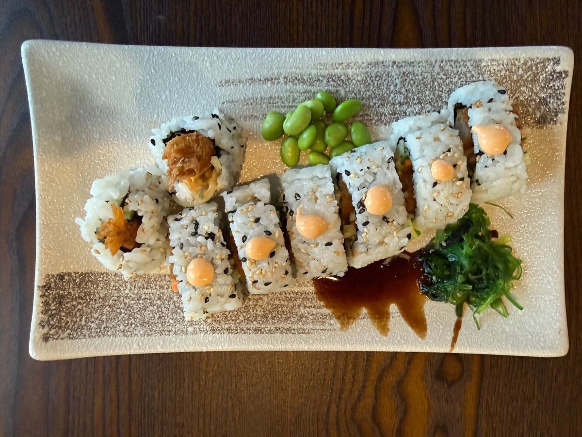 Uramaki med tempuraräkor, sesamfrön och chilimajonnäs på ett fat